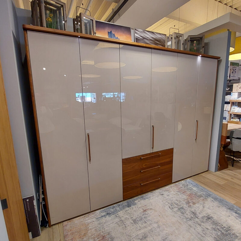Ausstellungsstück: Kleiderschrank L1000 Front Lack Kristallgrau Hochglanz, Absetzung Kernnußbaumfurnier mit 3 Schubkästen