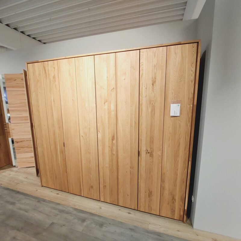 Ausstellungsstück: 4-türiger Kleiderschrank Wildeiche massiv