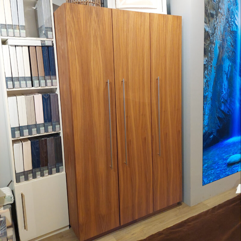 Ausstellungsstück: Kleiderschrank 3-türig echt Nußbaum furniert inkl. Innenausstattung
