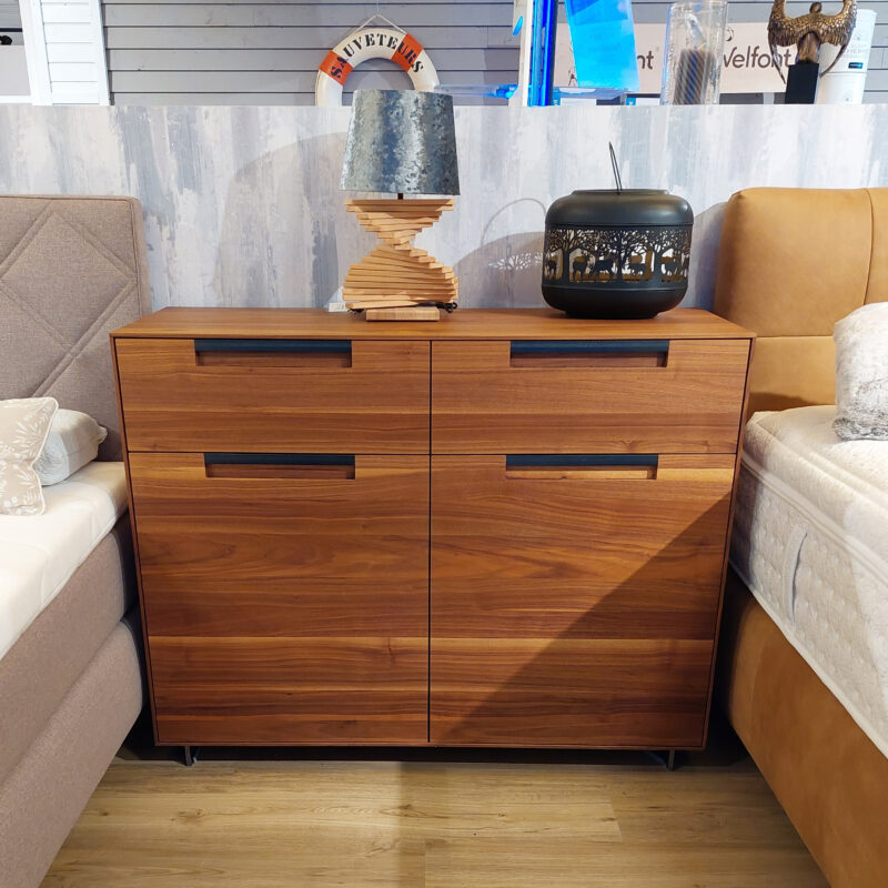 Ausstellungsstück: Sideboard Magdalena echt Nußbaum Furnier (5 mm) auf Echtholzkern (Buche) mit 2 Schubläden und 2 Türen
