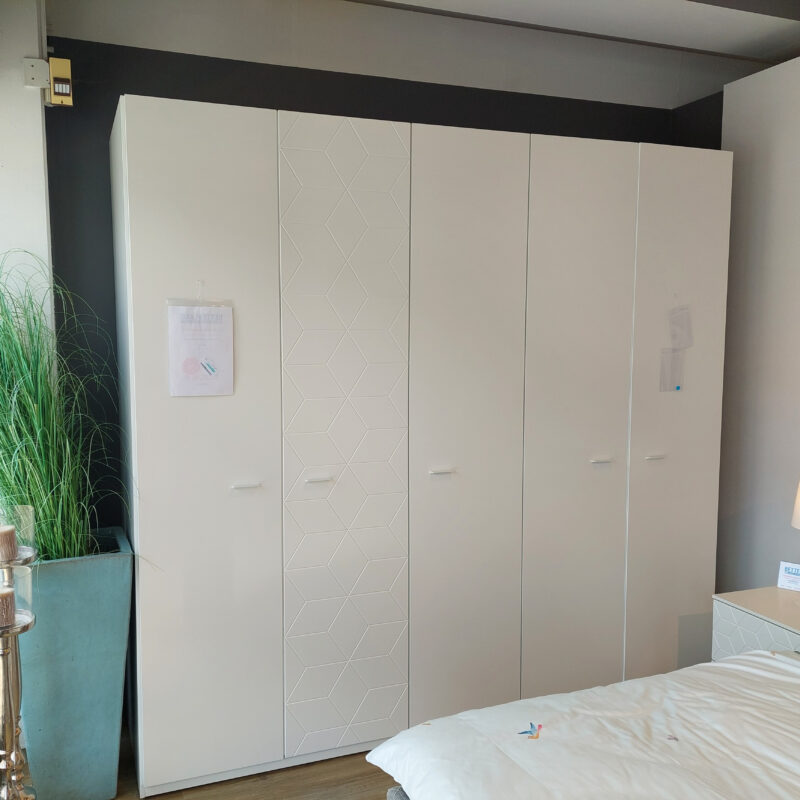 Ausstellungstück: Villeroy&Boch Kleiderschrank Luna mit Fräsung 5-türig Lack weiß mit umfangreicher Innenausstattung