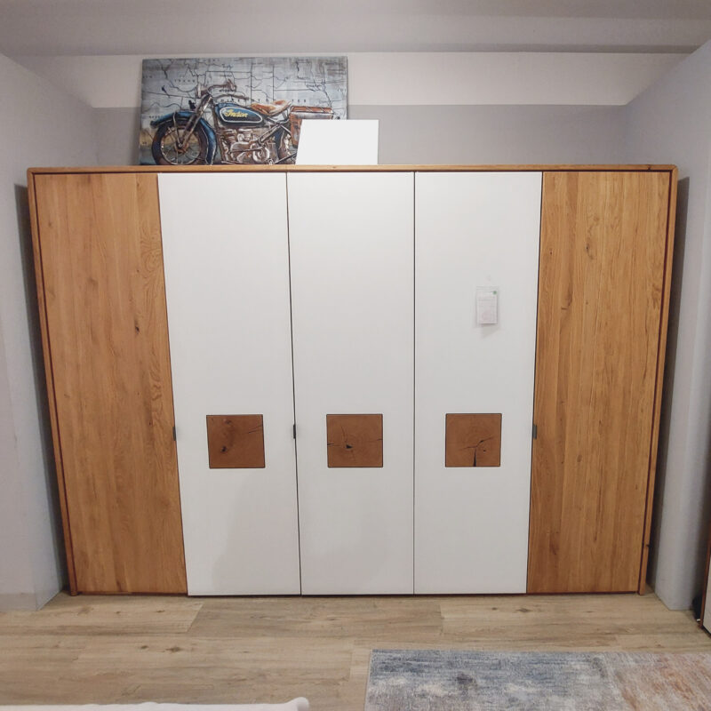 Ausstellungsstück: Kleiderschrank 5-türig mit Stirnholzeinlagen Wildeiche massiv mit Weißglas matt inkl. umfangreicher Innenausstattung