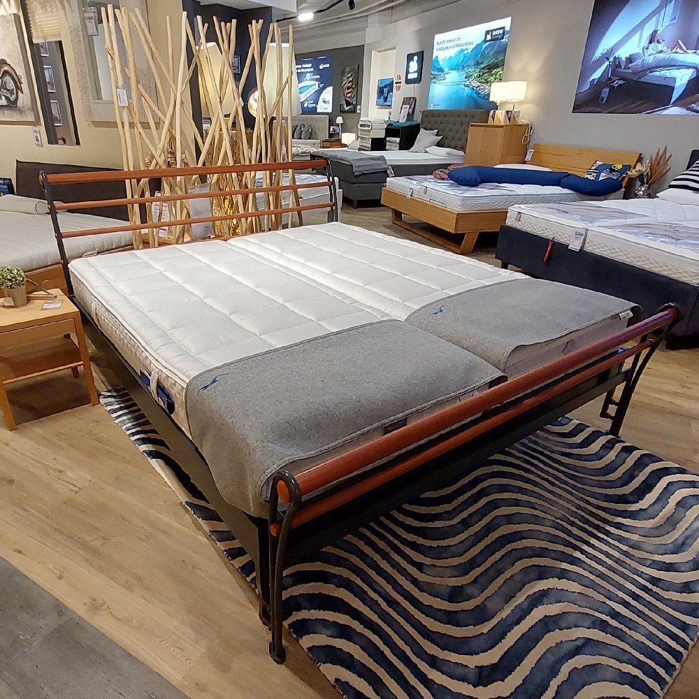 Ausstellungsstück: Metallbett Castello mit Massivholz kirschbaumfarbig 180x200cm